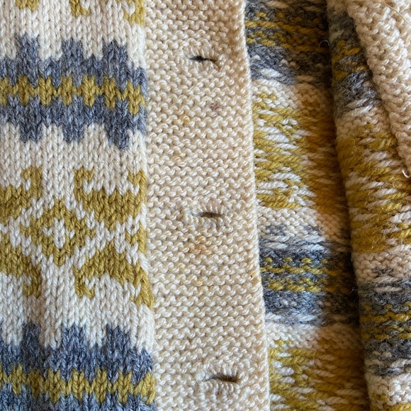 Cozy 1950s Winter wool cardigan sweater with beautiful snowflake buttons - Picture 5 of 5